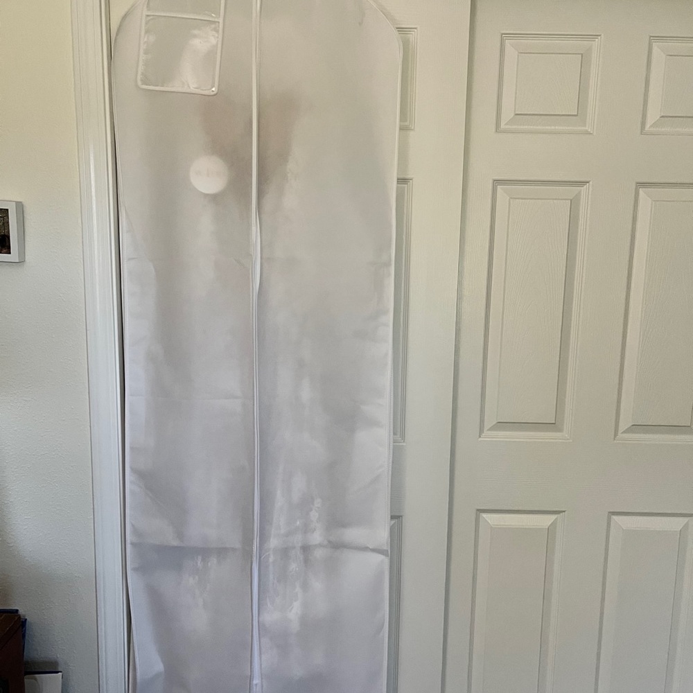 Never-Been-Worn Wedding Dress - Picture 8 of 11